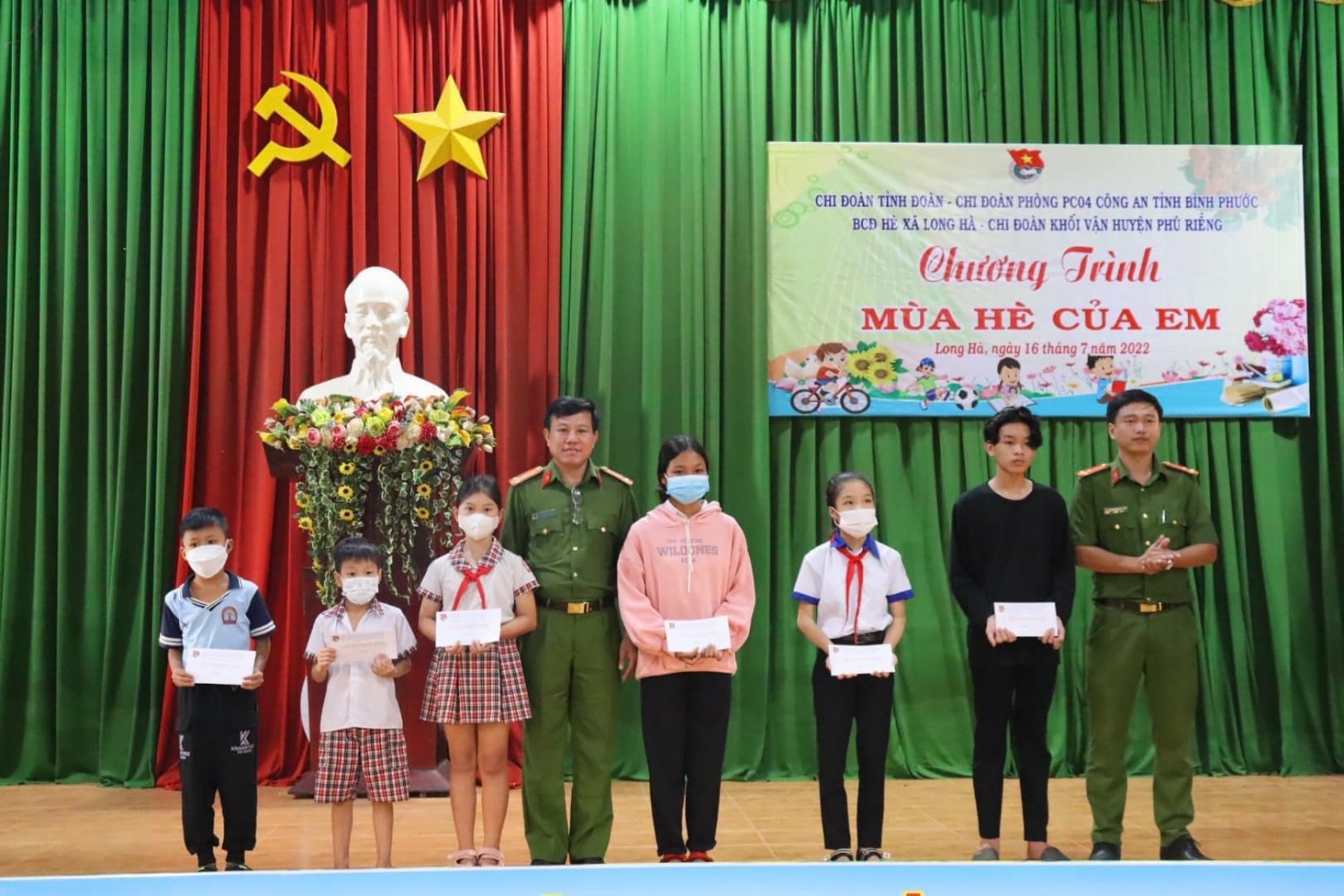 Chi đoàn Khối vận huyện phối hợp tổ chức chương trình “Mùa hè của em” tại xã Long Hà