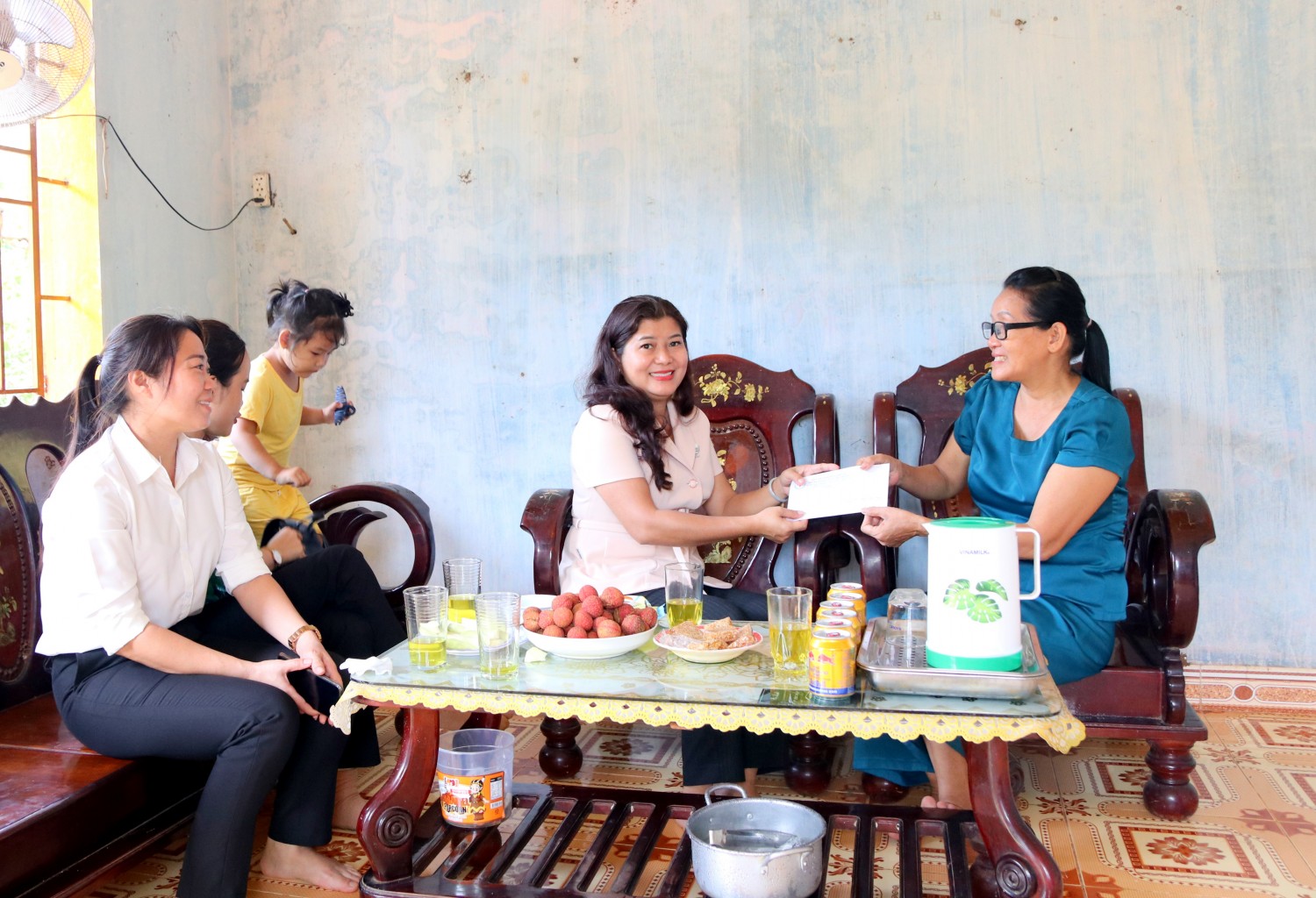 Trung tâm Y tế huyện Phú Riềng thăm và tặng quà cho Cộng tác viên dân số có hoàn cảnh khó khăn trên địa bàn huyện