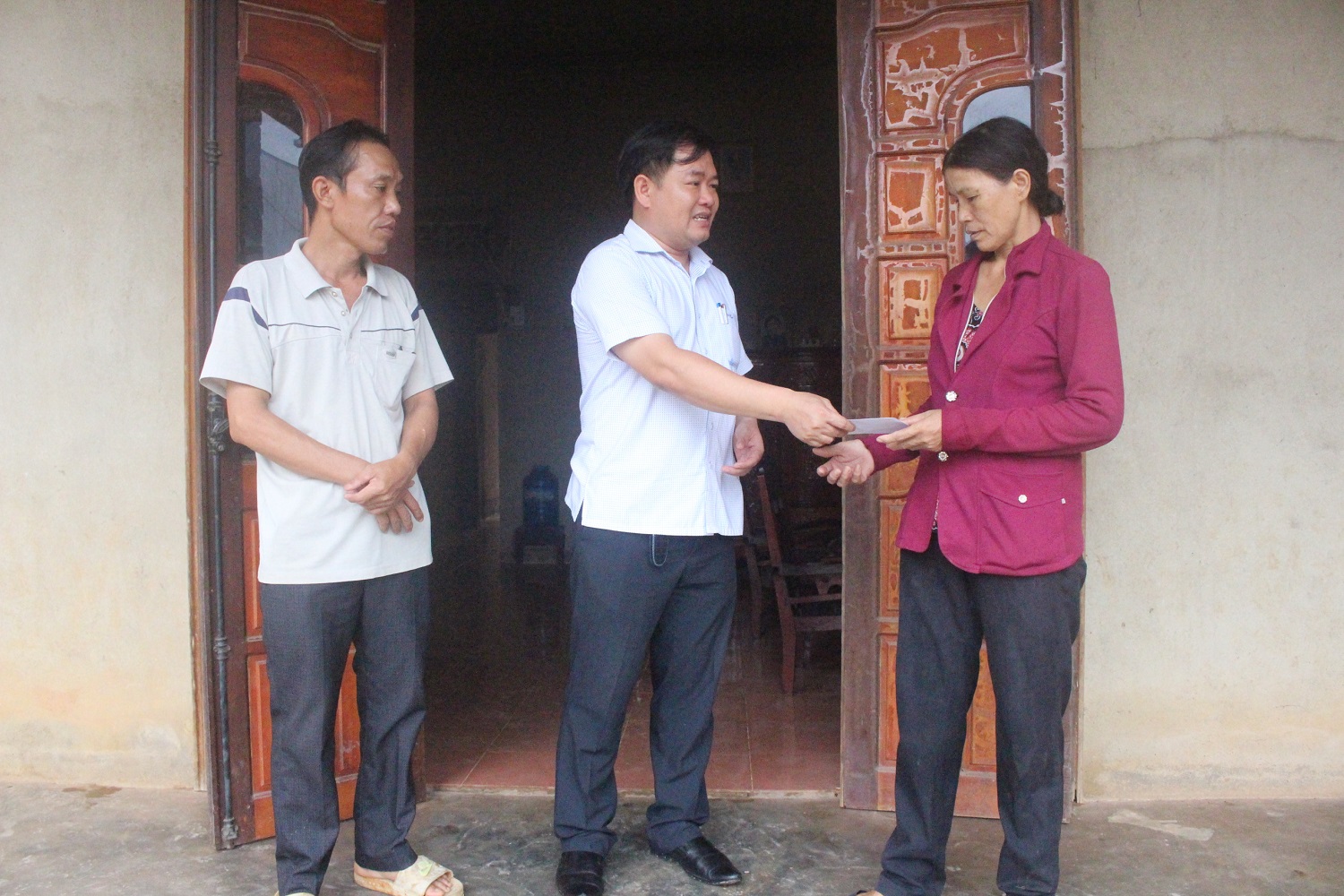 Lãnh đạo huyện Phú Riềng động viên, hỗ trợ người dân bị thiệt hại tài sản do thiên tai.