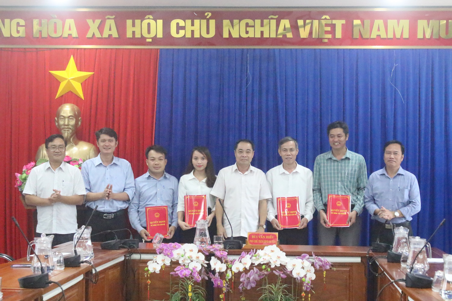 Huyện Phú Riềng trao quyết định tiếp nhận vào công chức và chuyển ngạch lương tương đương.