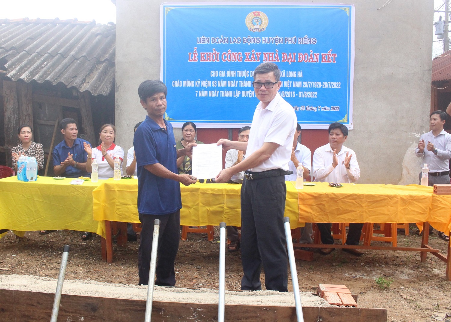 Liên đoàn Lao động huyện Phú Riềng tặng nhà đại đoàn kết cho hộ nghèo xã Long Hà.