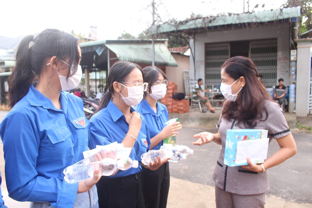 Bí thư Huyện ủy Phú Riềng Nguyễn Thị Xuân Hòa thăm, động viên thanh niên tình nguyện “Tiếp sức mùa thi”