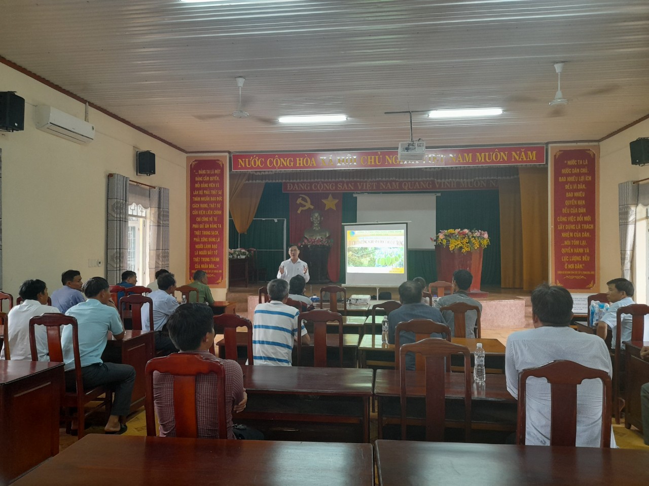 Hội Nông dân xã Phú Riềng tổ chức Hội nghị tập huấn chuyển giao khoa học kỹ thuật và cách chăm sóc cây sầu riêng theo hướng nông nghiệp hữu cơ bền vững