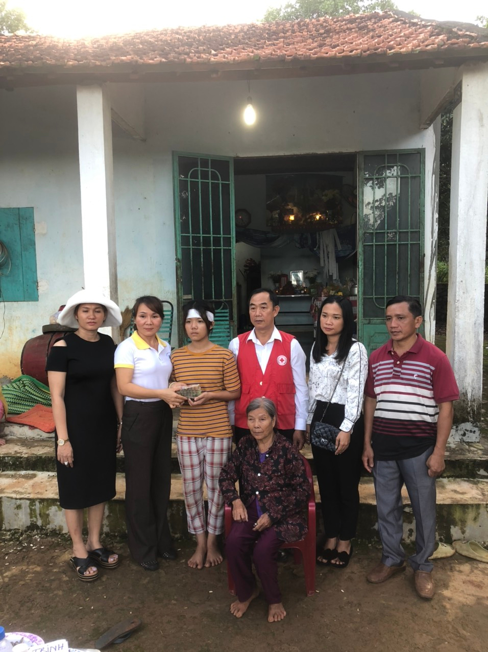 Hội Chữ thập đỏ huyện trao hơn 183 triệu đồng trợ giúp cho gia đình Bà Phạm Thị Nhu