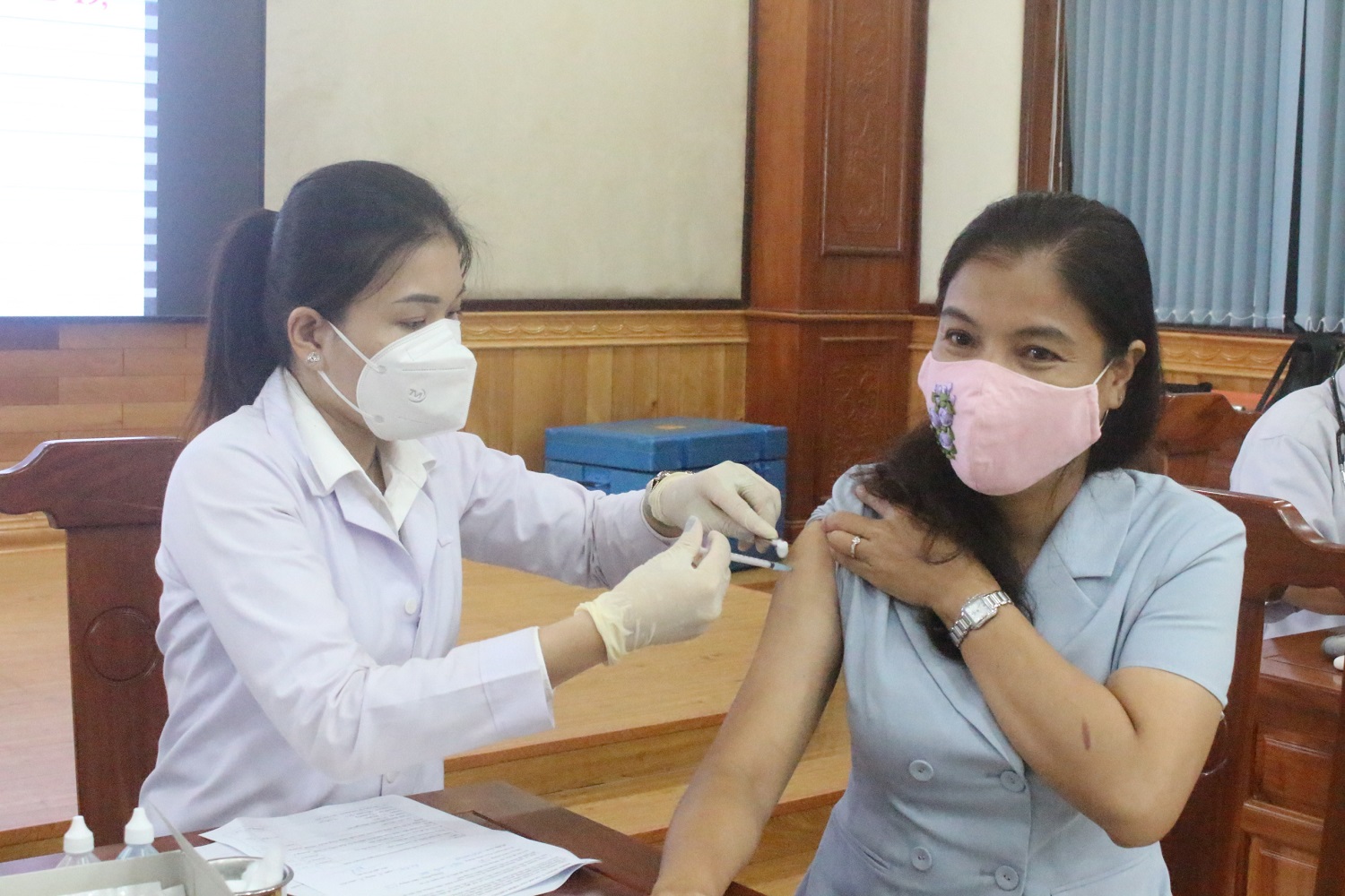Cán bộ, công chức, viên chức, người lao động tích cực hưởng ứng chiến dịch tiêm vắc xin phòng Covid-19 do UBND huyện phát động.