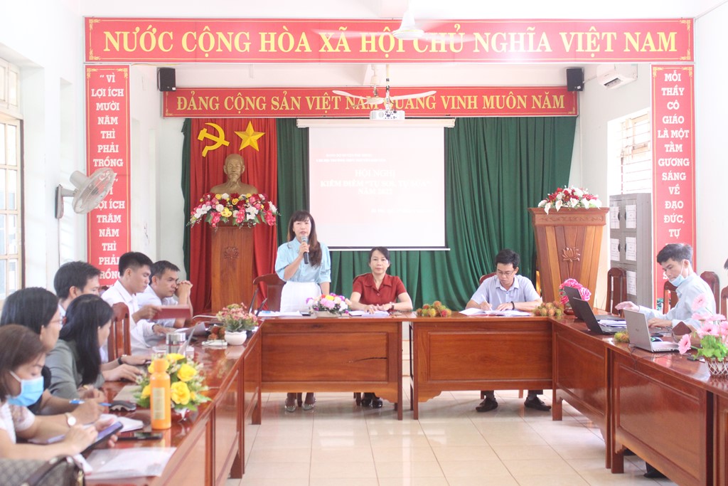 Chi bộ Trường THPT Nguyễn Khuyến tổ chức Hội nghị kiểm điểm “tự soi, tự sửa” năm 2022