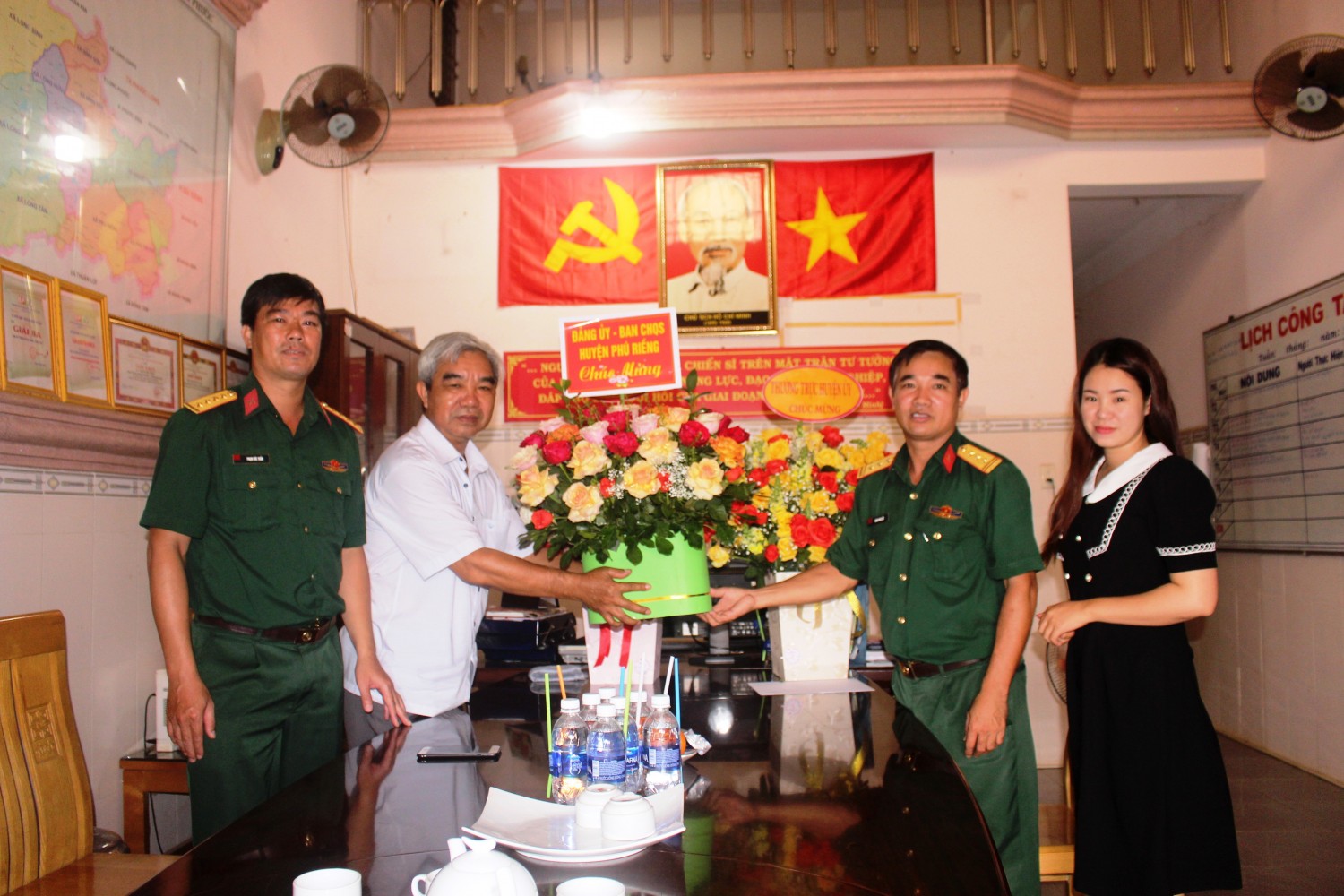 Lãnh đạo Ban CHQS huyện thăm và chúc mừng Bộ phận Truyền thanh Truyền hình nhân kỷ niệm 97 năm Ngày Báo chí cách mạng Việt Nam