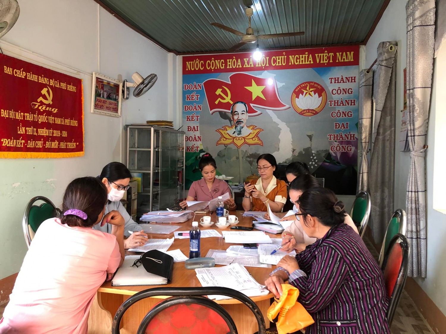 Hội LHPN tỉnh kiểm tra vốn ủy thác từ NHCSXH đối với Hội LHPN huyện và xã Phú Riềng
