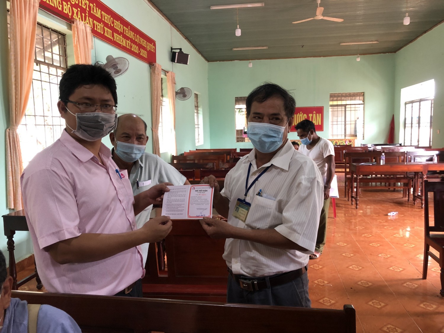 Ngân hàng chính sách huyện Phú Riềng giải ngân cho 37 hộ vay xã Phước Tân