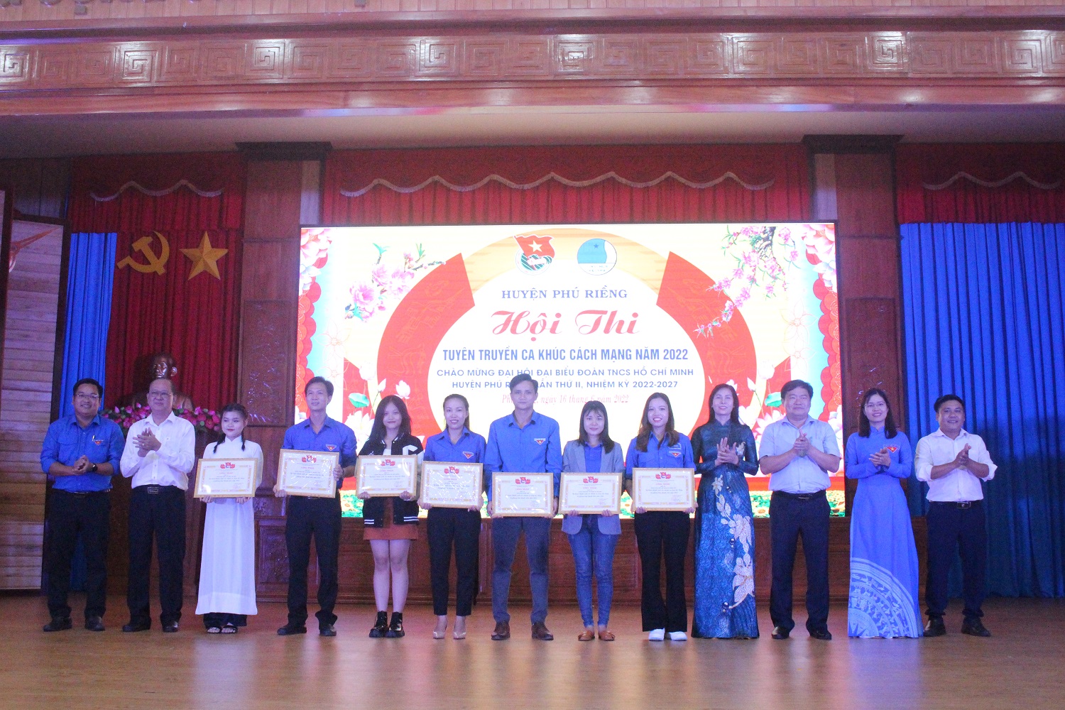 Đoàn xã Phú Riềng - Chi đoàn Khối Đảng đạt giải nhất Hội thi tuyên truyền ca khúc cách mạng năm 2022.