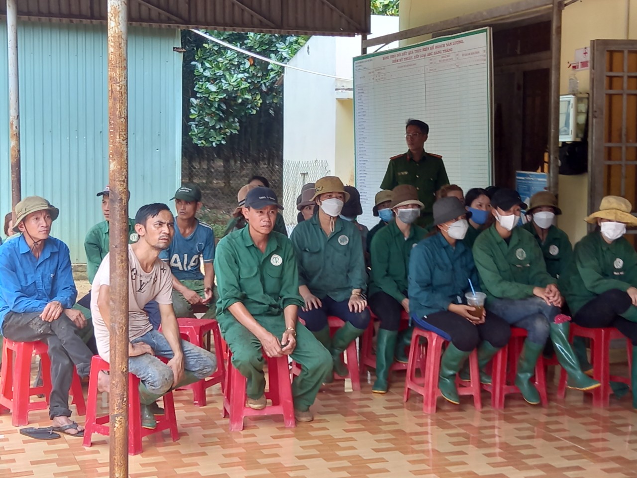 Tuyên truyền phòng chống ma túy cho công nhân và bà con giáo dân xã Long Hà.