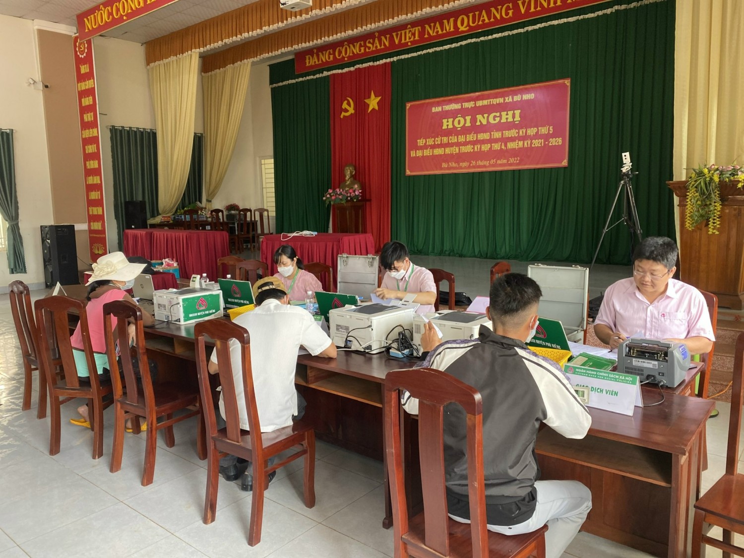 Ngân hàng Chính sách xã hội huyện Phú Riềng giải ngân vốn vay cho 23 hộ vay trên địa bàn xã Bù Nho.