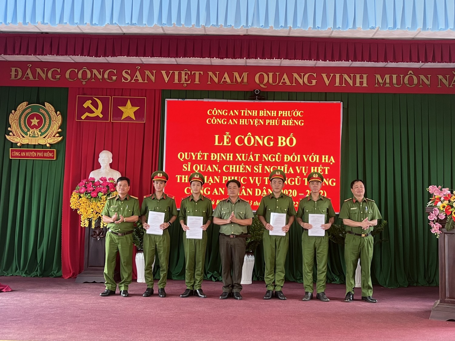 Công an huyện Phú Riềng trao quyết định xuất ngũ cho 4 chiến sỹ hoàn thành nghĩa vụ.