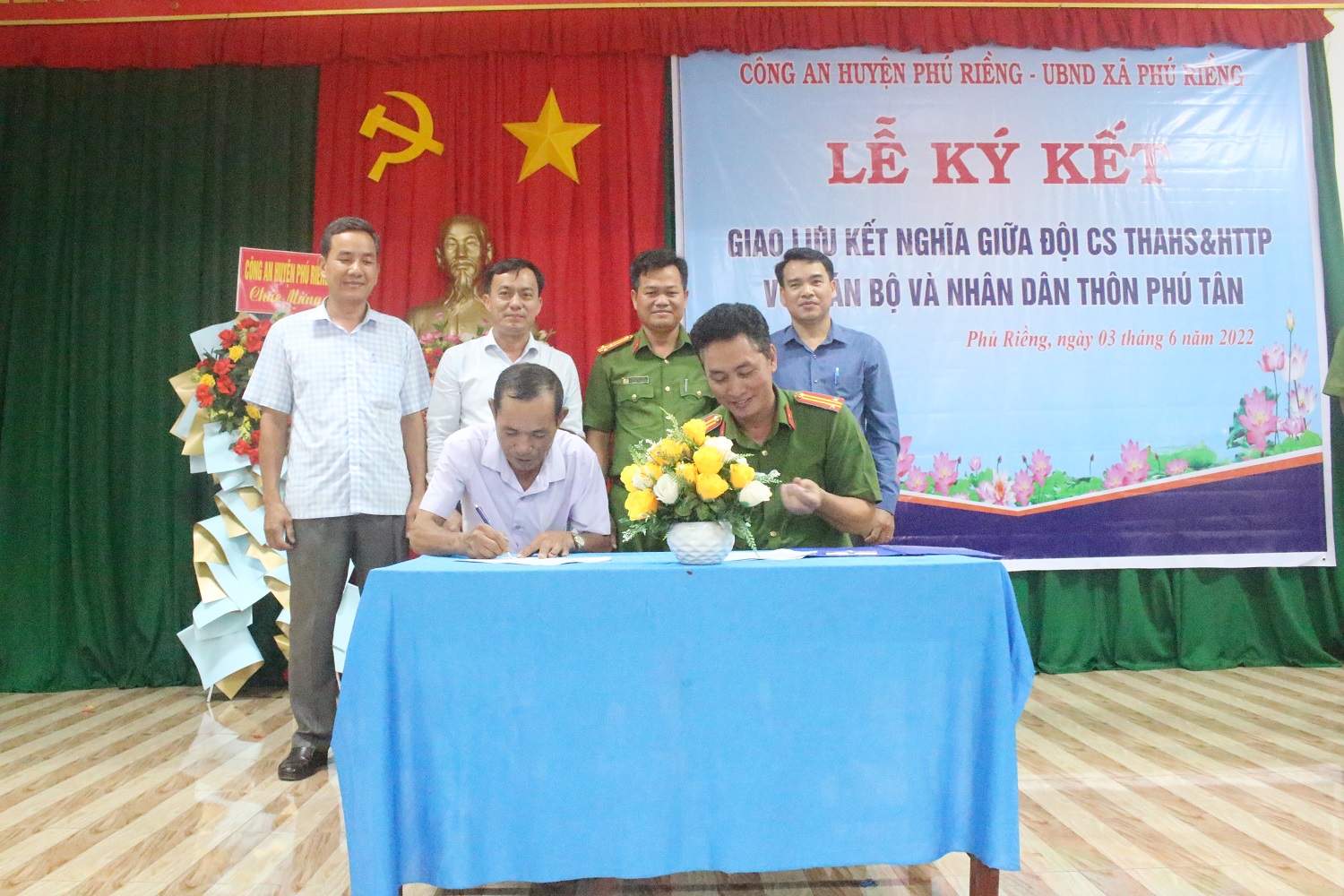 Đội Cảnh sát Thi hành án Hình sự và Hỗ trợ tư pháp ký kết nghĩa với thôn Phú Tân.