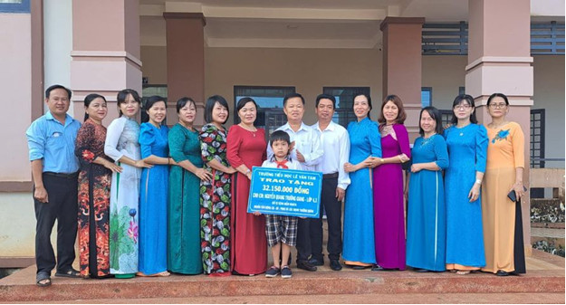 Ban giám hiệu, Công Đoàn Trường Tiểu học Lê Văn Tám, xã Bình Tân tổ chức trao tặng số tiền hơn 32 triệu đồng cho gia đình em Nguyễn Quang Trường Giang