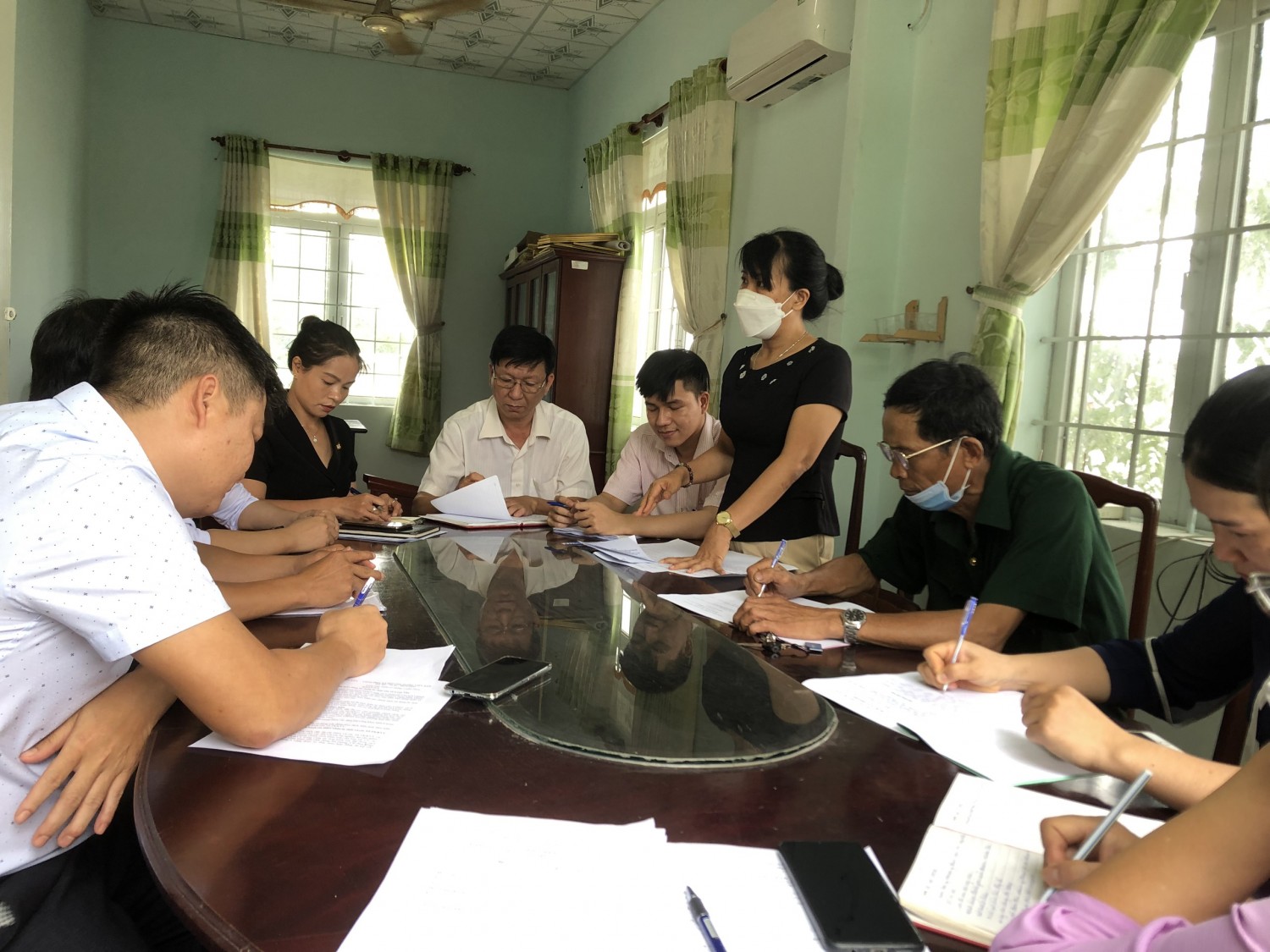Kiểm tra công tác triển khai, thực hiện nguồn vốn tín dụng chính sách năm 2022 tại xã Long Tân.