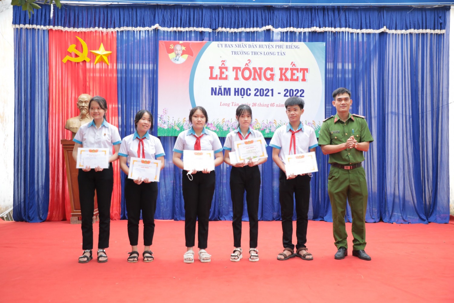 Đoàn thanh niên Công an huyện Phú Riềng tuyên truyền pháp luật và tặng quà cho học sinh.