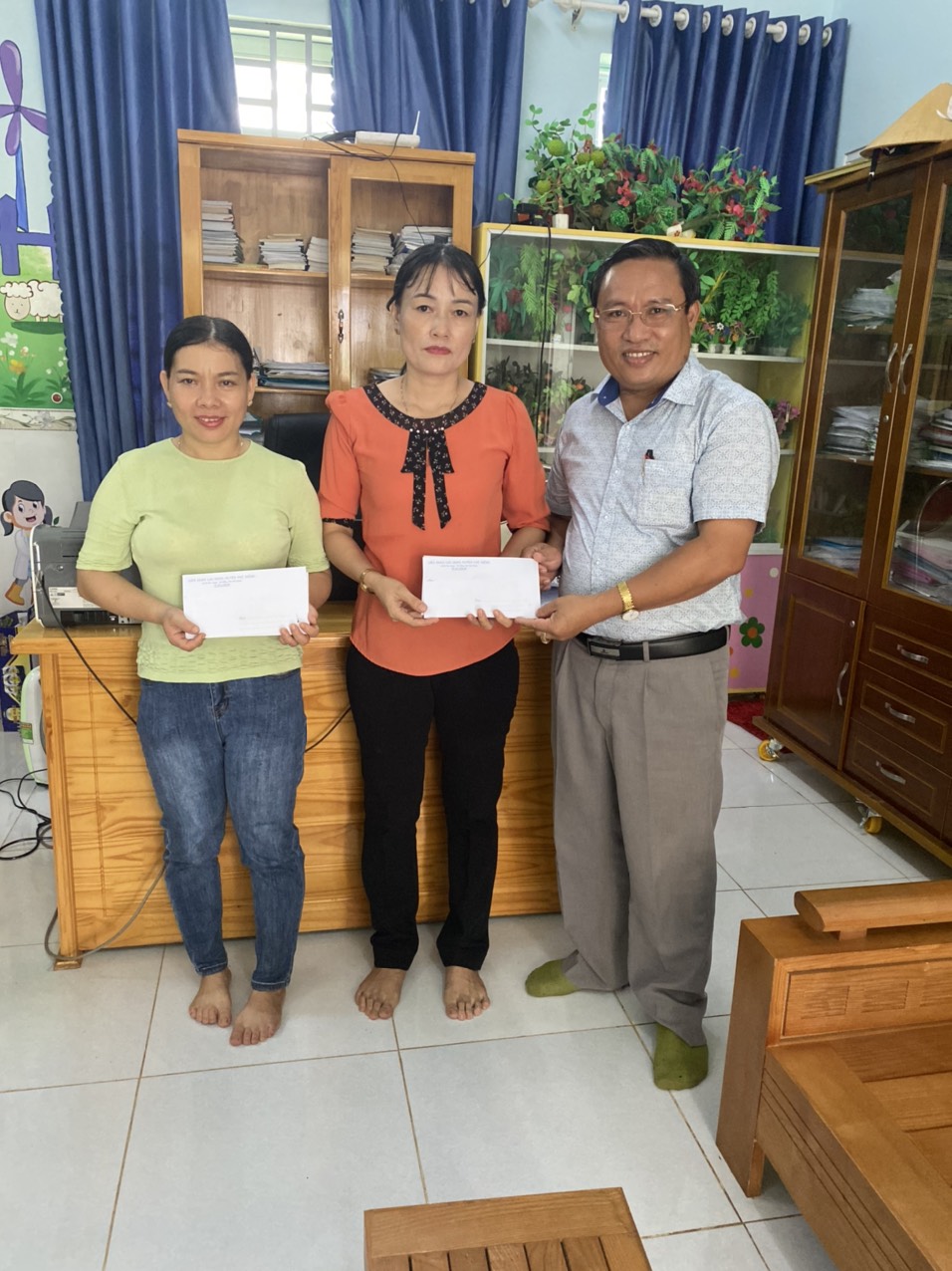 LĐLĐ huyện tặng quà cho đoàn viên bị bệnh hiểm nghèo