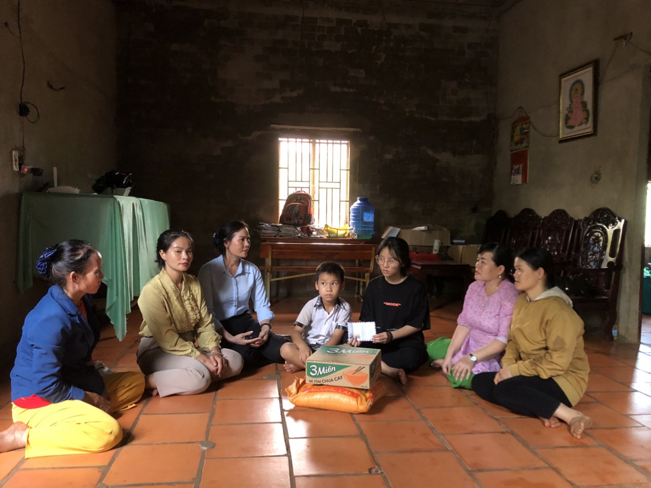 Hội LHPN xã Long Bình thăm, tặng quà cho 02 trẻ em mồ côi có hoàn cảnh khó khăn