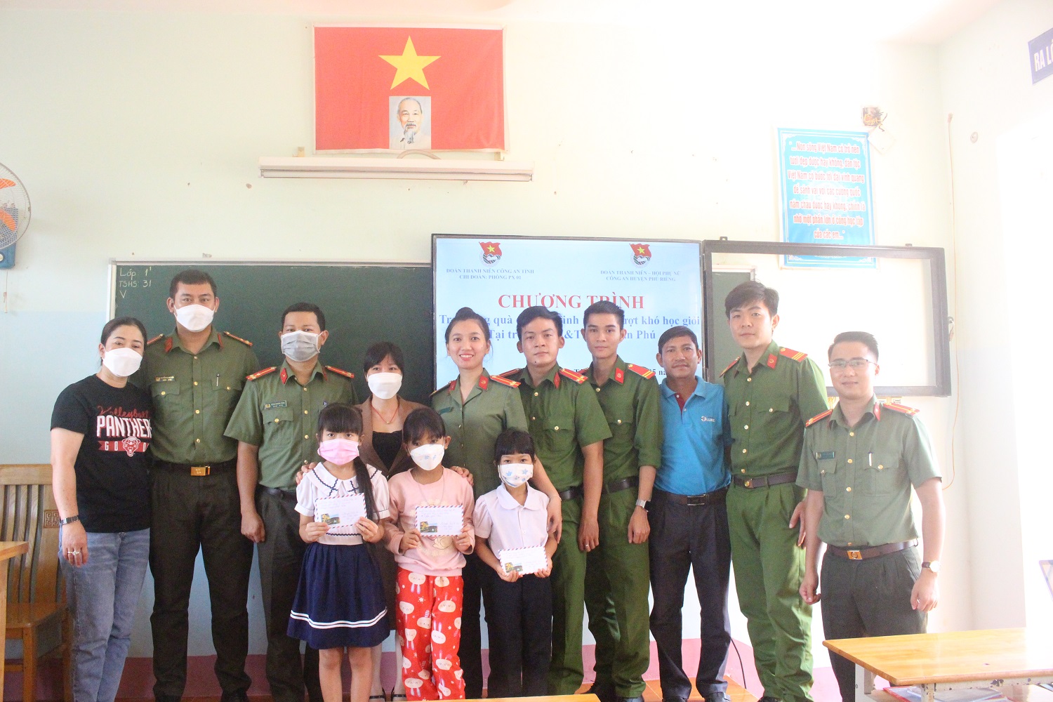 Lực lượng công an chia sẻ khó khăn với học sinh và người dân xã Phước Tân.