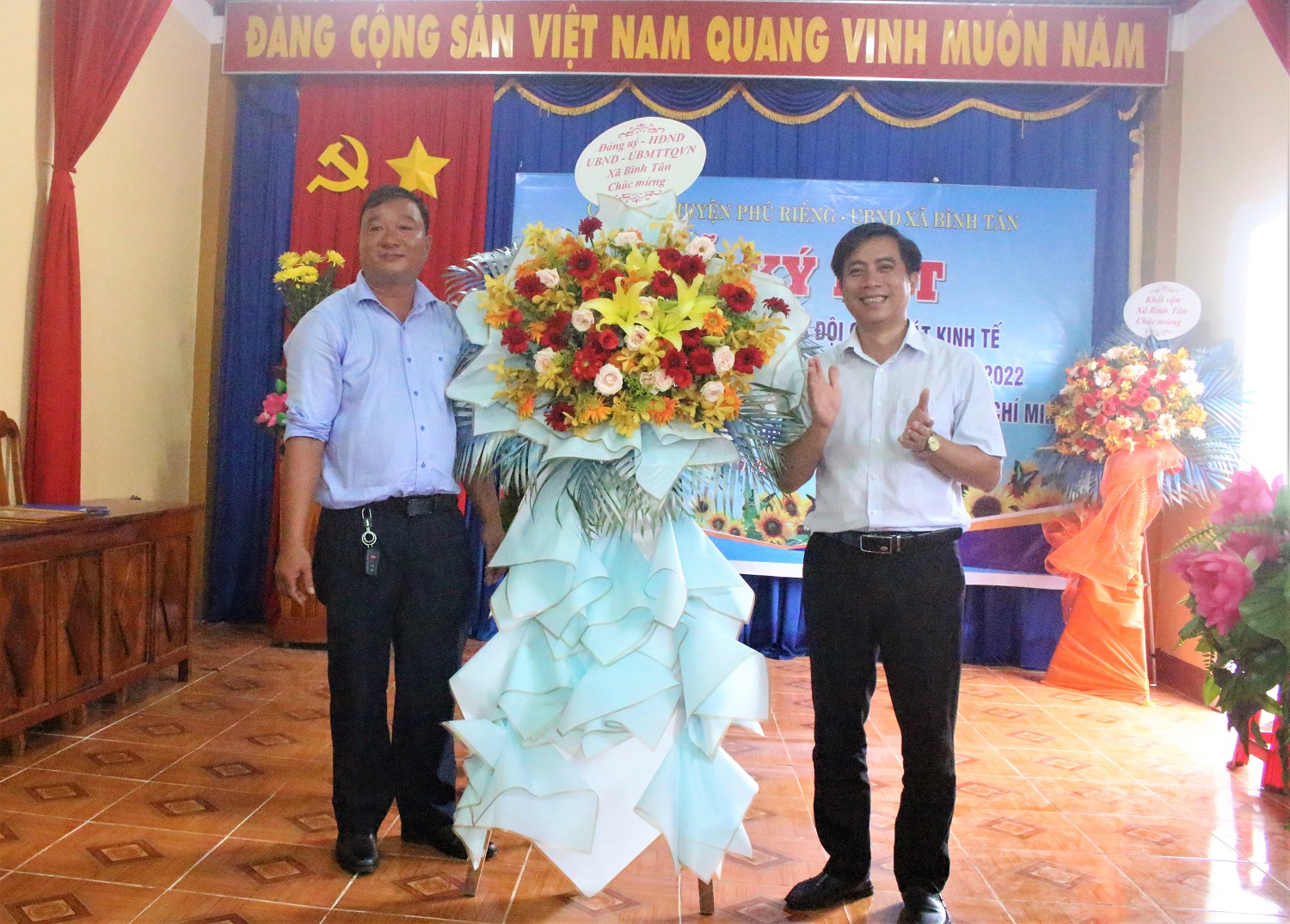 Đội cảnh sát Kinh tế Công an huyện Phú Riềng kết nghĩa với thôn Phước Hòa, xã Bình Tân.