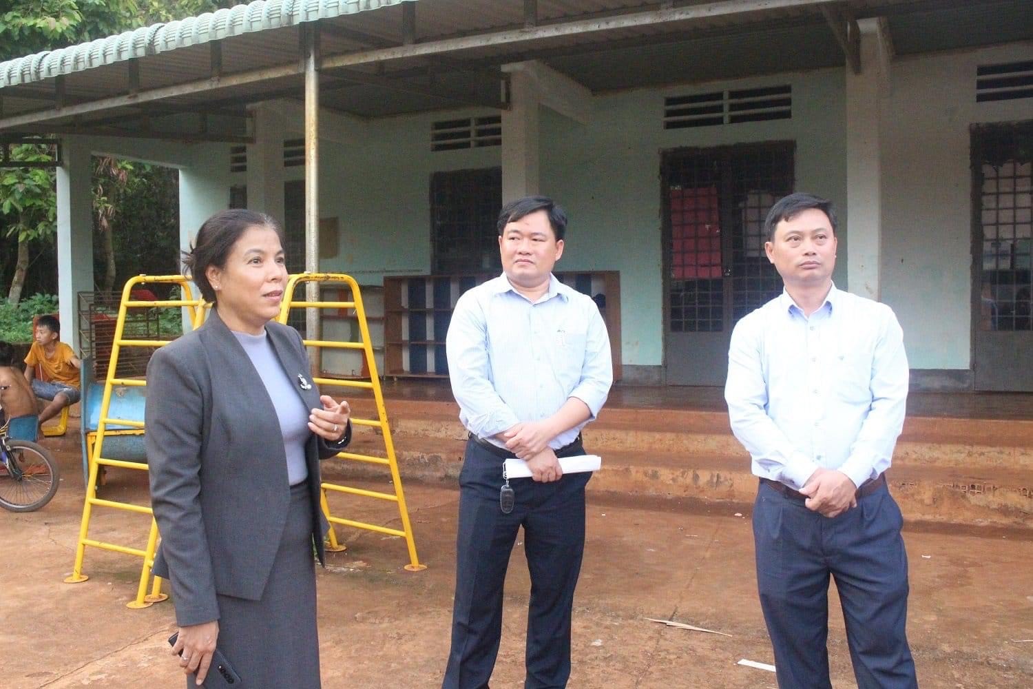 TUV, Bí thư Huyện ủy khảo sát các công trình xây dựng nông thôn mới nâng cao tại xã Long Hưng.