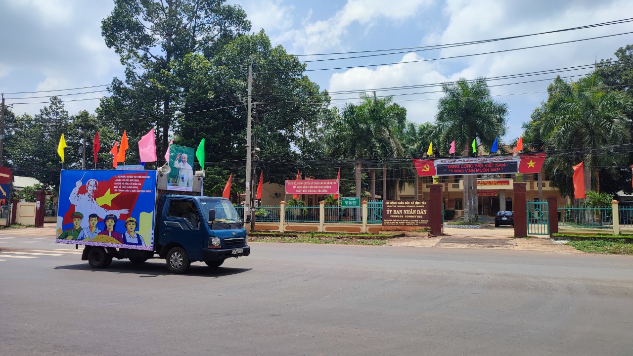 Huyện Phú Riềng tuyên truyền lưu động về các ngày lễ lớn trong quý II/2022.