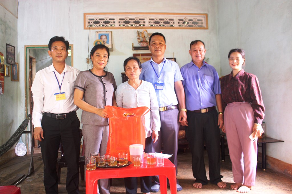 TUV, Bí thư Huyện ủy Nguyễn Thị Xuân Hòa thăm, tặng quà và tri ân các nữ kháng chiến trên địa bàn huyện