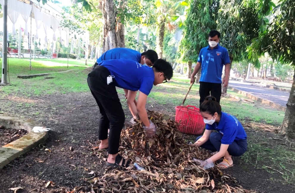Đoàn xã Phú Riềng tổ chức dọn dẹp vệ sinh khuôn viên đền thờ Vua Hùng