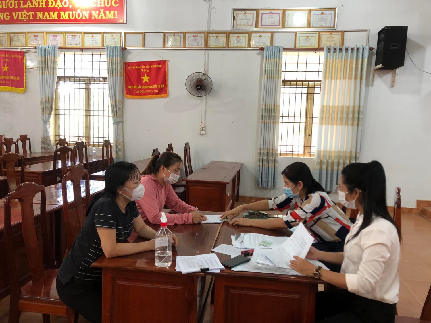 Giải ngân 985 triệu đồng cho hội viên phụ nữ nghèo, khó khăn của huyện Phú Riềng