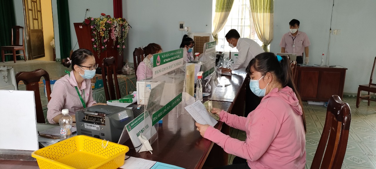 797 triệu đồng được Ngân hàng chính sách xã hội huyện Phú Riềng giải ngân cho nhân dân xã Long Bình.