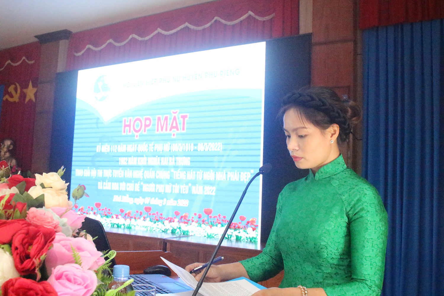 Huyện Phú Riềng họp mặt ngày Quốc tế Phụ nữ 8/3 - trao giải Hội thi trực tuyến văn nghệ quần chúng và cắm hoa .