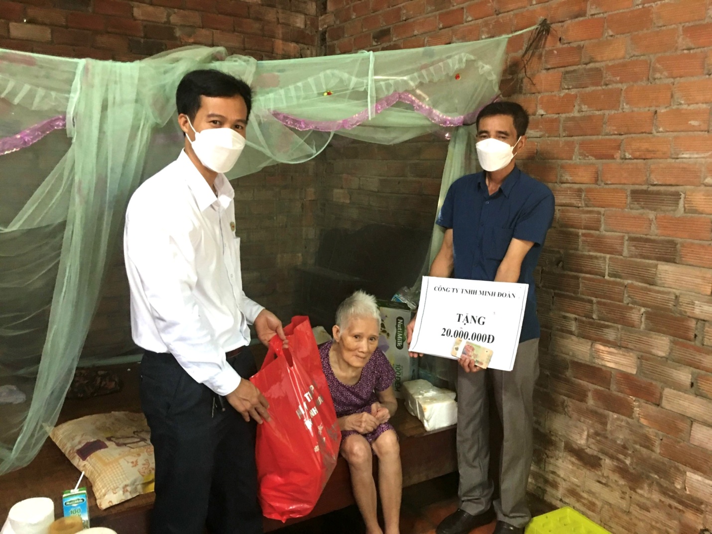 Hội Chữ thập đỏ huyện Phú Riềng hỗ trợ 40 triệu đồng cho hộ nghèo, khó khăn về nhà ở