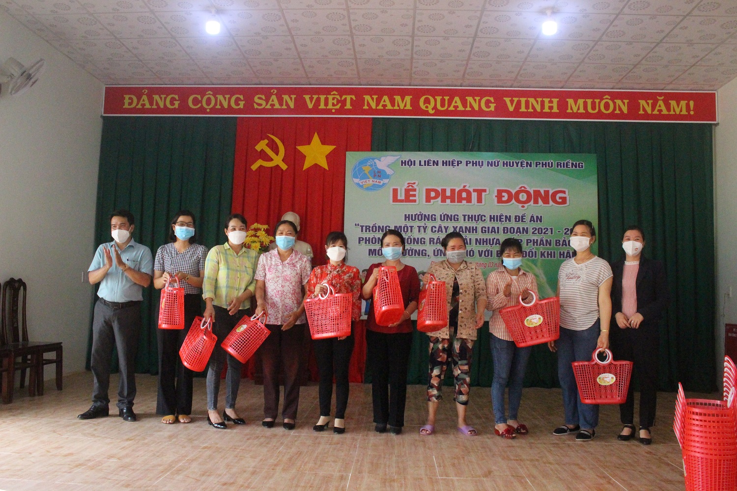 Phụ nữ huyện Phú Riềng hưởng ứng trồng cây xanh, chung tay chống rác thải nhựa.