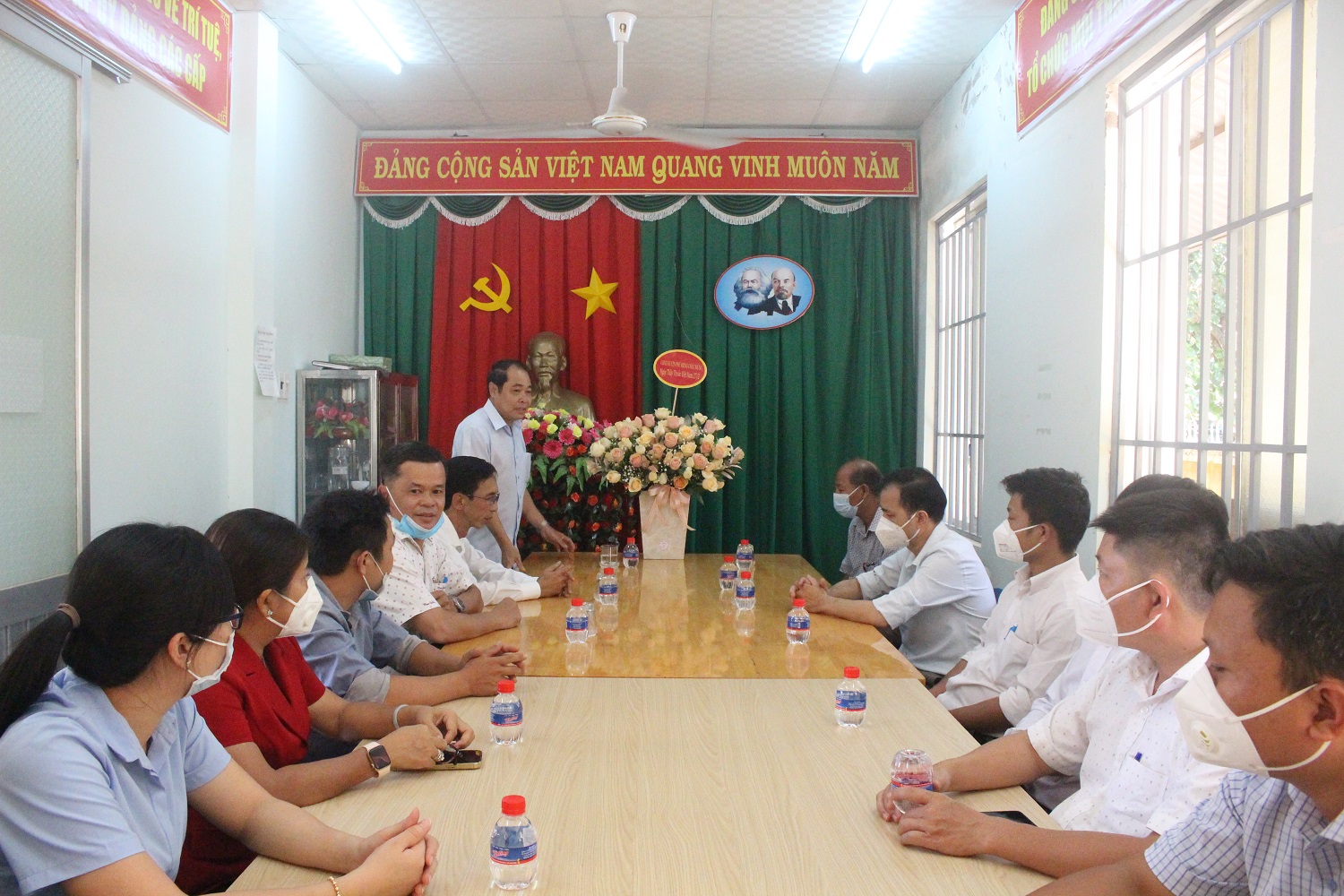 Lãnh đạo huyện Phú Riềng chúc mừng Ngày Thầy thuốc Việt Nam.