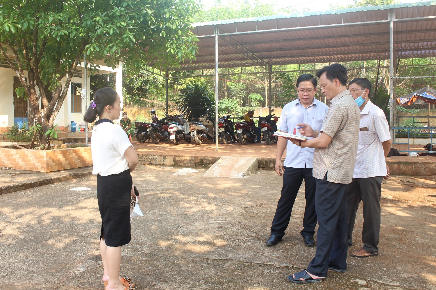 Lãnh đạo huyện nắm bắt tình hình triển khai xây dựng nông thôn mới tại xã Long Hà.