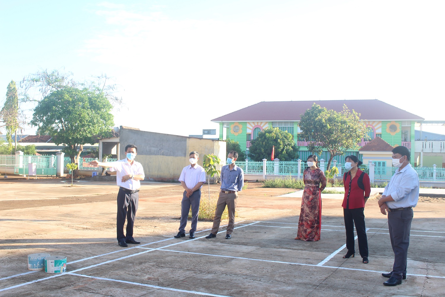 Lãnh đạo huyện Phú Riềng kiểm tra các trường học tại xã Bình Tân.