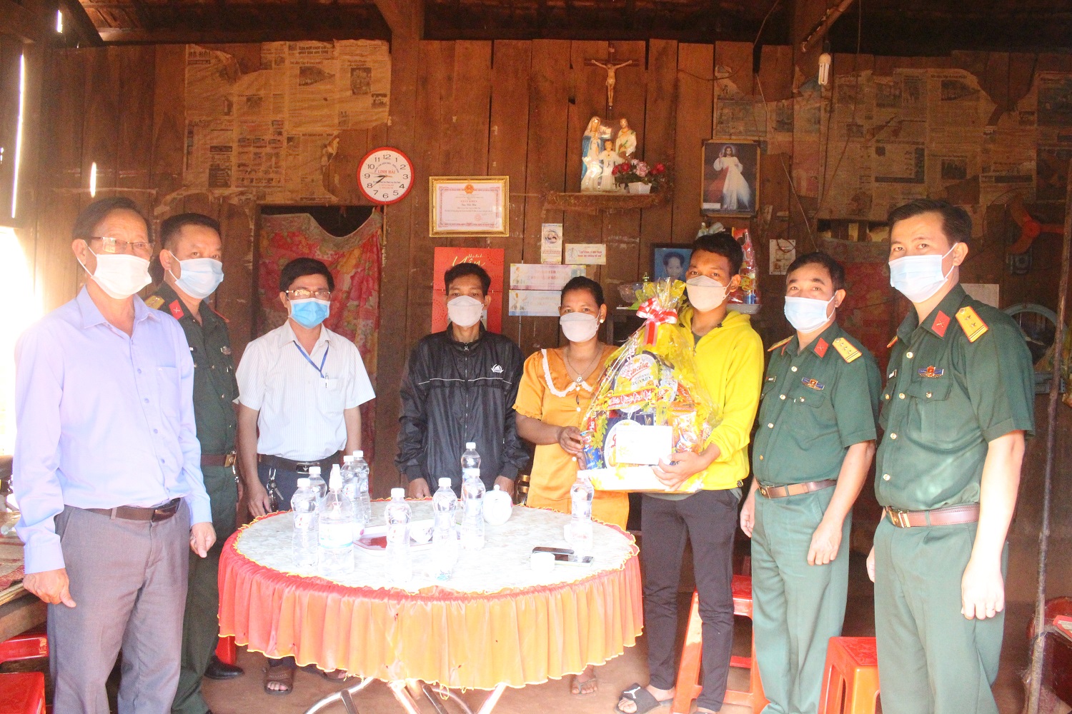 Đảng viên huyện Phú Riềng hăng hái tình nguyện nhập ngũ.