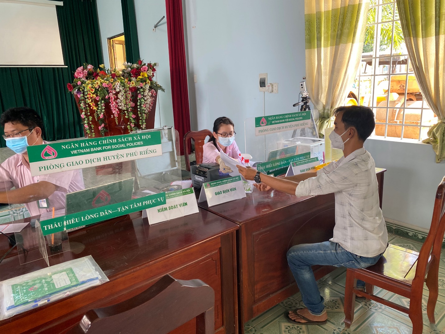 Ngân hàng Chính sách Xã hội huyện Phú Riềng thực hiện phiên giao dịch tại xã Long Bình