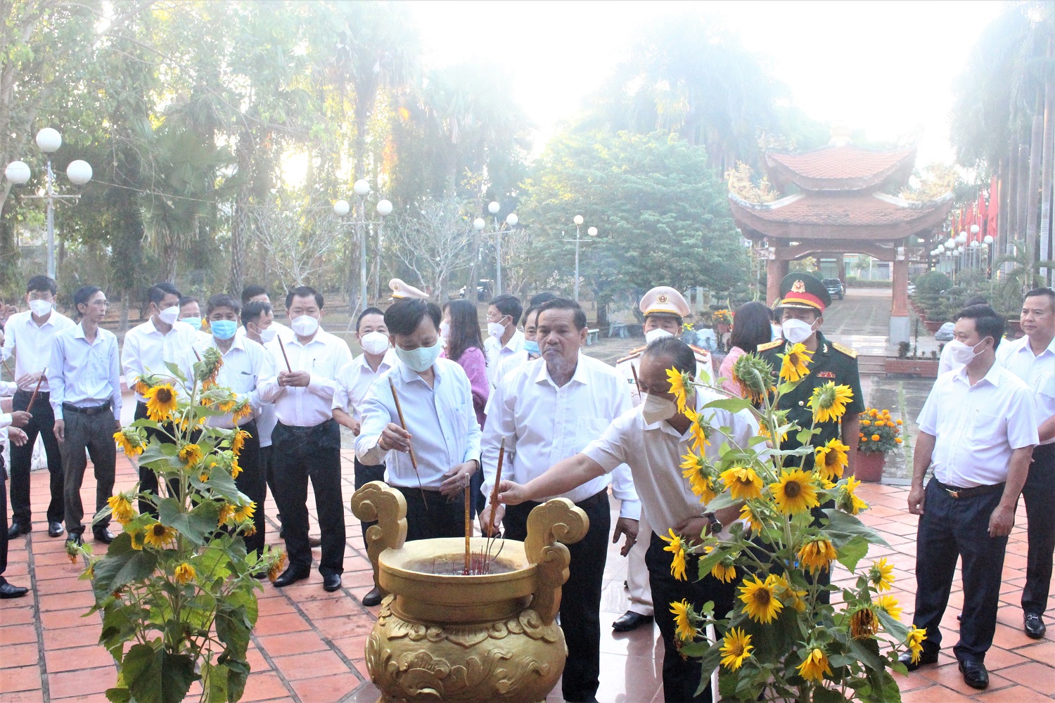 Huyện Phú Riềng dâng hương tưởng niệm các Vua Hùng và các anh hùng liệt sĩ nhân dịp đầu năm mới.