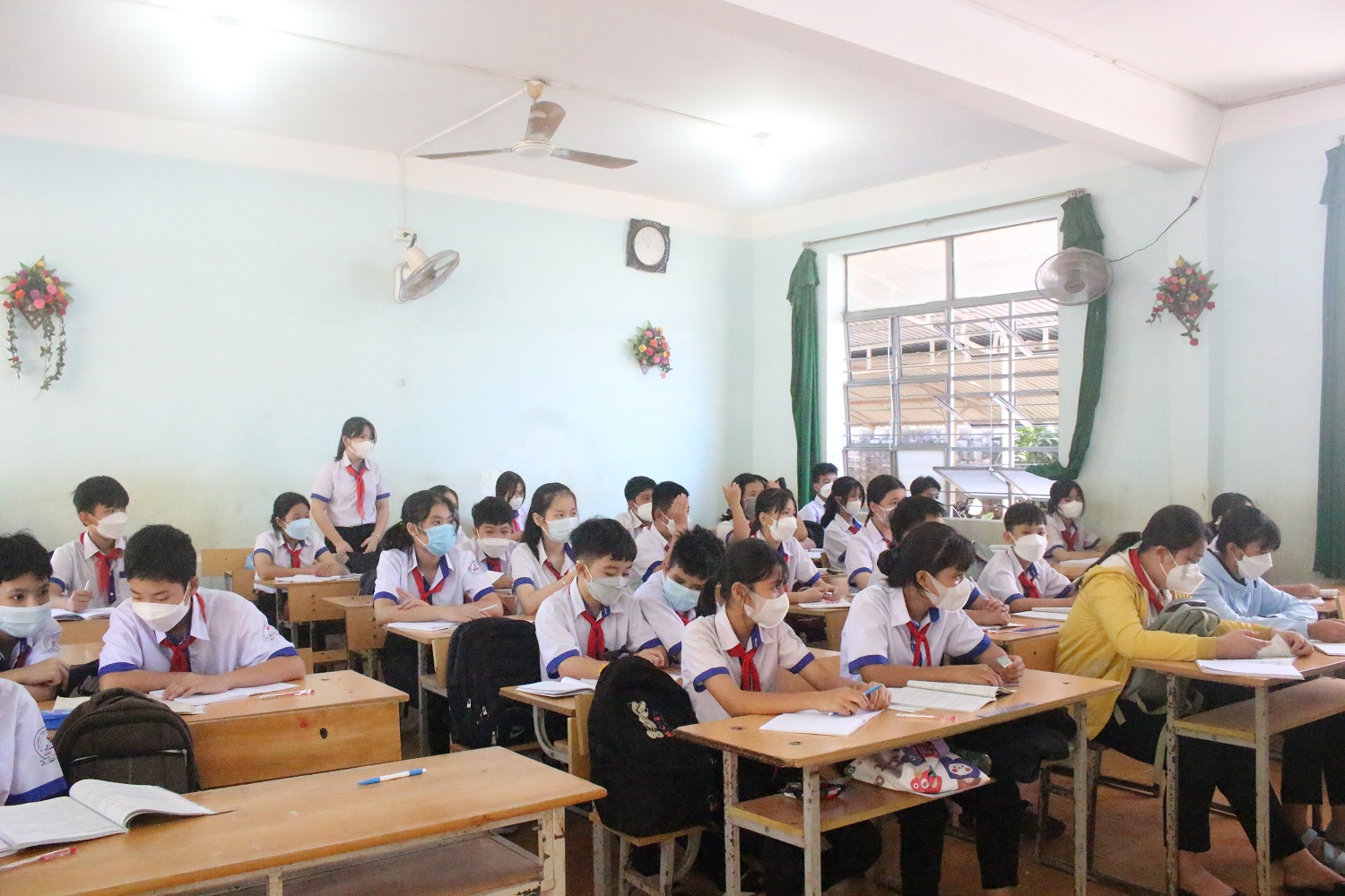 Học sinh huyện Phú Riềng trở lại trường trong tâm thế đảm bảo an toàn phòng chống dịch..