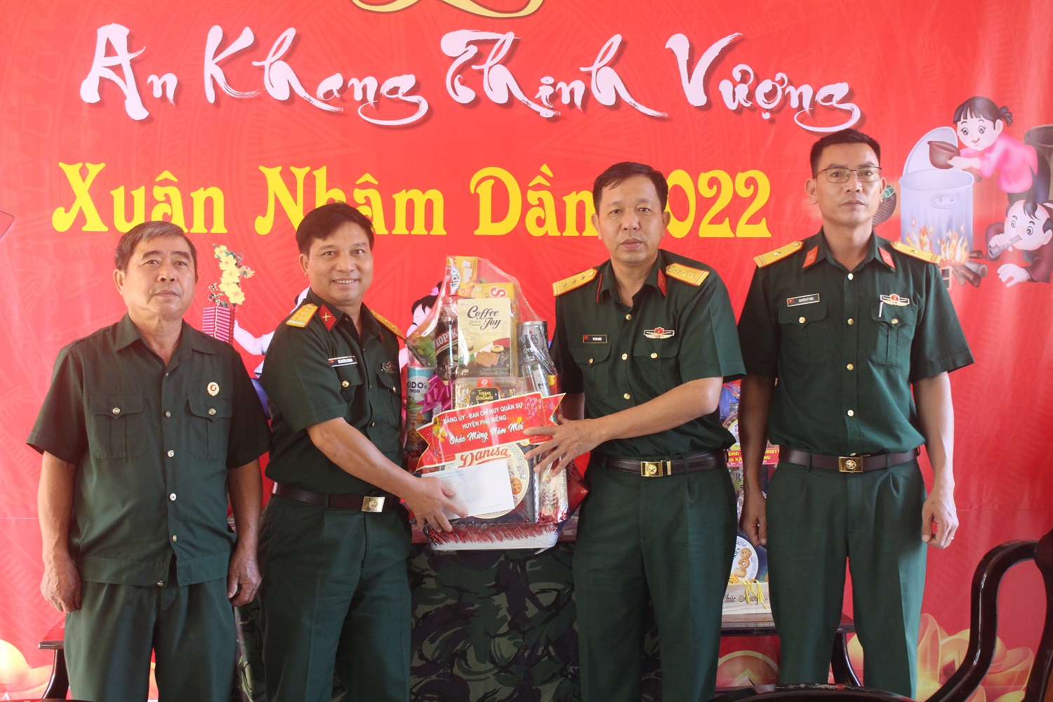 Huyện Phú Riềng chúc tết Đồn Biên phòng và các đơn vị huấn luyện.