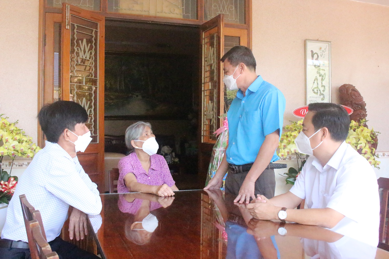 Liên đoàn Lao động huyện Phú Riềng chúc tết các đồng chí lão thành cách mạng.