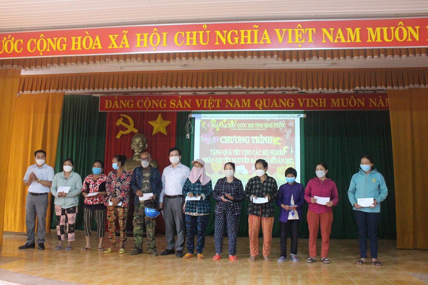 Đoàn đại biểu Quốc hội tặng quà tết cho người dân huyện Phú Riềng.
