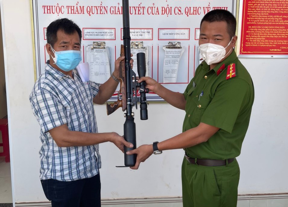 Công an huyện Phú Riềng tăng cường vận động, thu hồi vũ khí, vật liệu nổ, công cụ hỗ trợ và pháo.