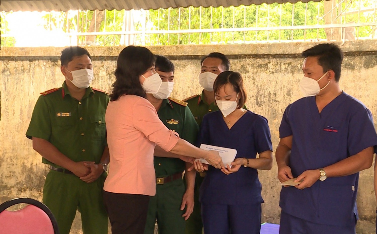 Phó Bí thư Thường trực Tỉnh ủy động viên lực lượng làm nhiệm vụ điều trị bệnh nhân Covid-19 tại huyện Phú Riềng.