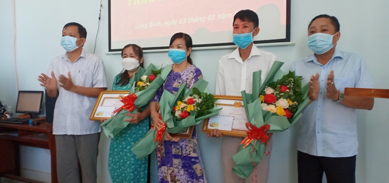 Đảng bộ xã Long Bình tổ chức trao tặng Huy hiệu Đảng