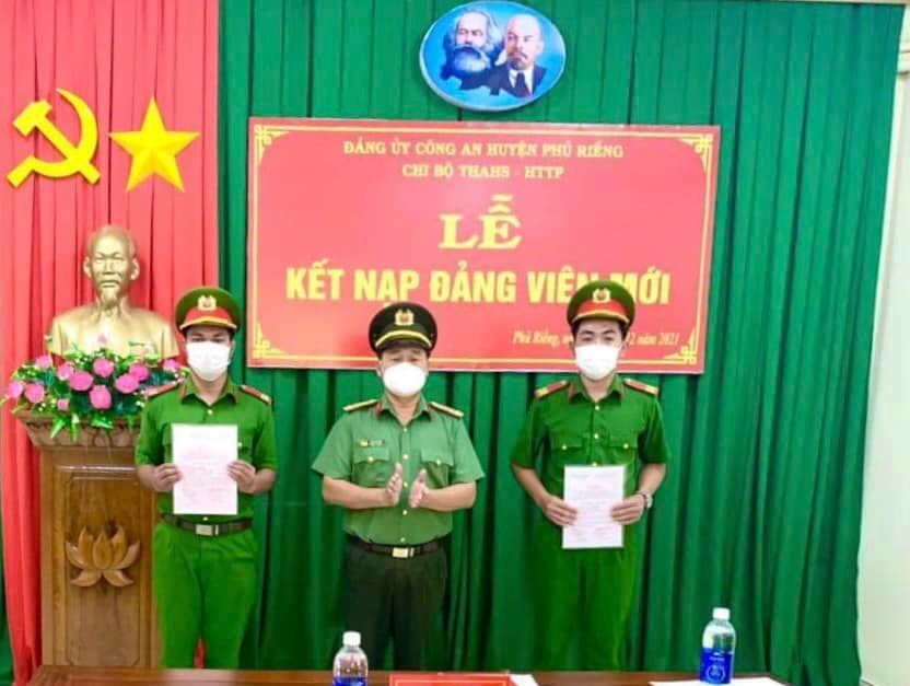 Chi bộ Thi hành án Hình sự và Hỗ trợ tư pháp Công an huyện Phú Riềng kết nạp Đảng viên.