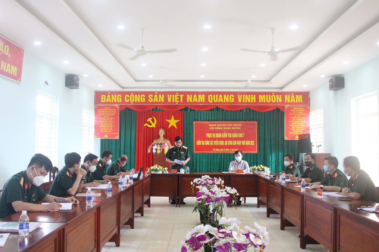 Thiếu tướng Nguyễn Văn Hoàng đánh giá cao công tác tuyển chọn gọi công dân nhập ngũ của huyện Phú Riềng.
