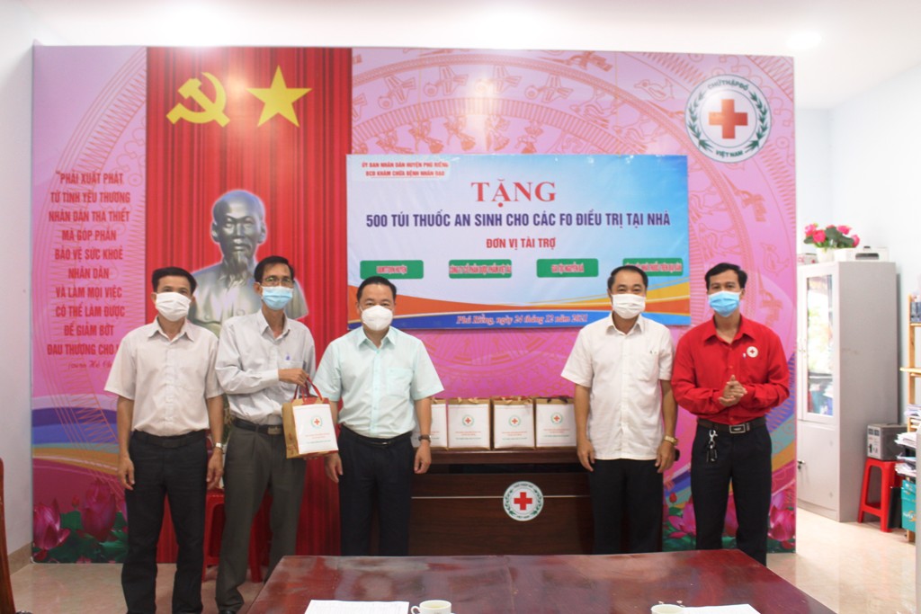 Phú Riềng tổ chức trao tặng 500 túi thuốc an sinh cho các F0 điều trị tại nhà